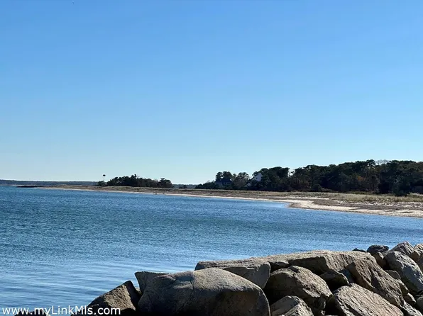53 Harthaven Rd, Oak Bluffs, MA 02557