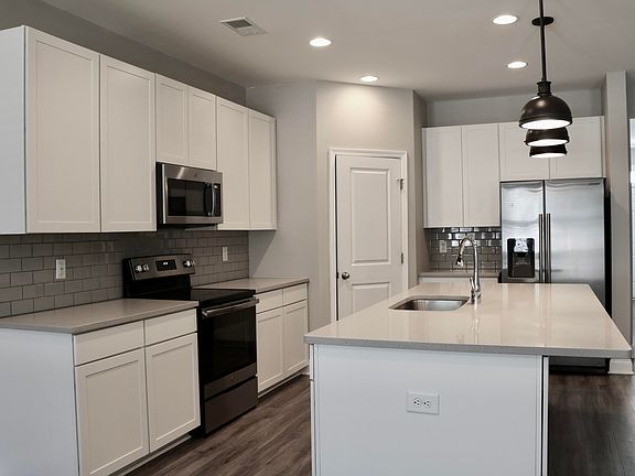 3rd image of 7869 Montview Rd