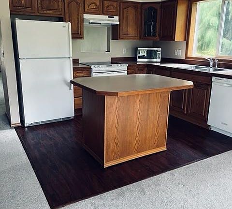 Open floor plan kitchen w/island for bar stools.