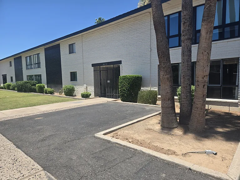 306 W Maryland Ave #5 — Photo 1