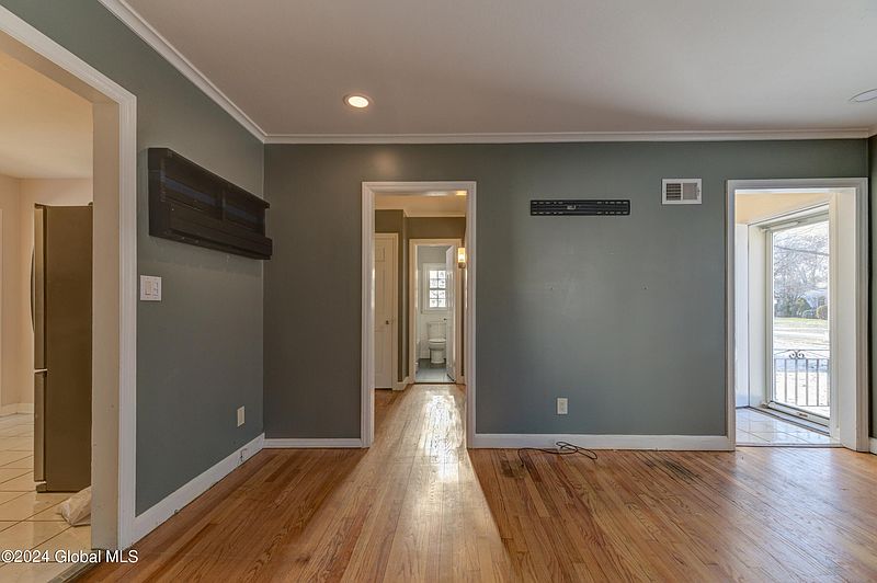 3rd image of 189 Colonial Avenue