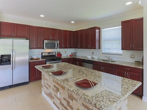 Center Island Kitchen with Breakfast Bar
