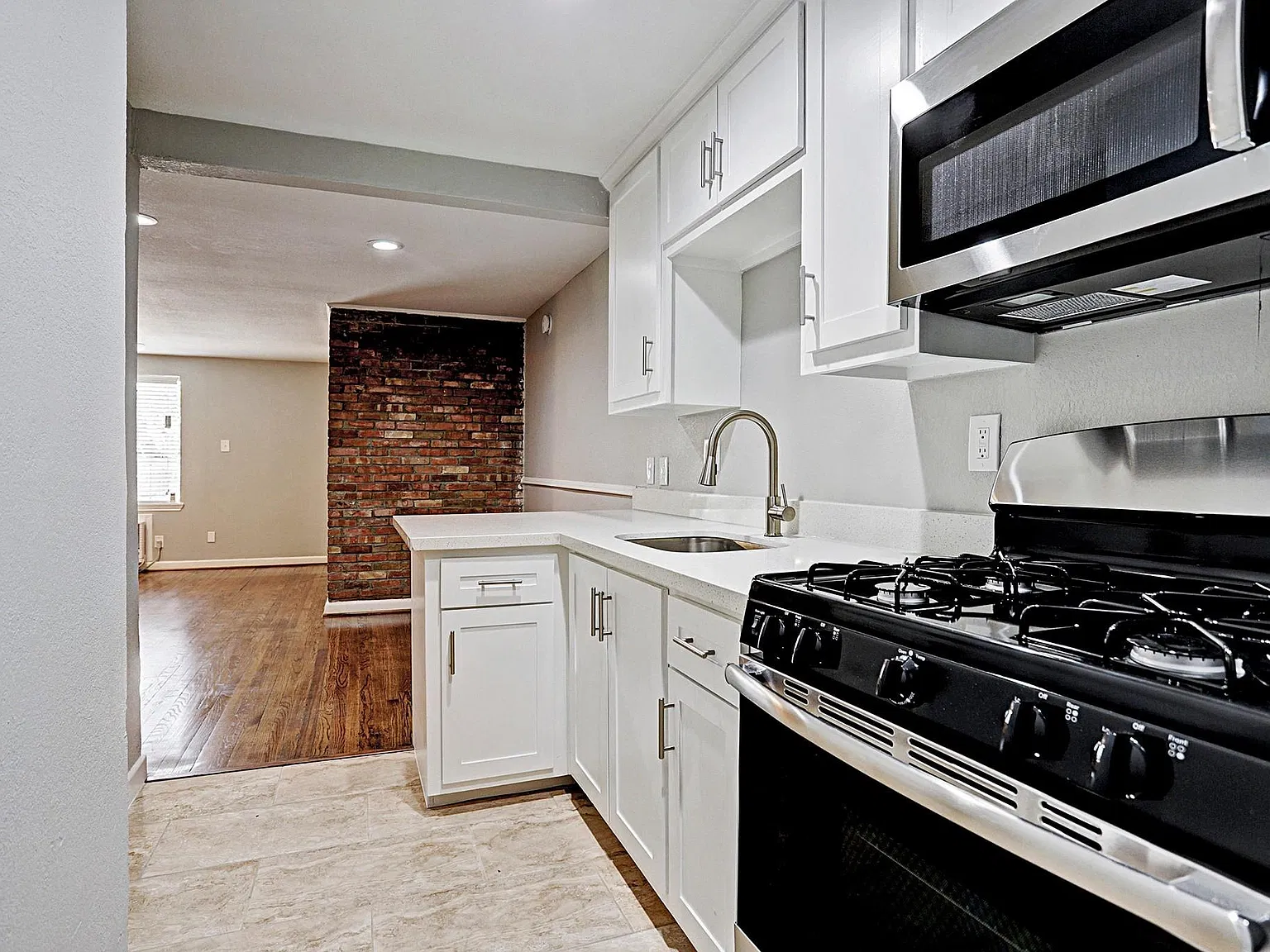 1 bed, 1.0 bath, 600 sqft, $1,195 — Photo 2