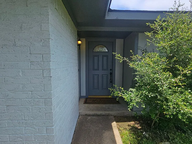 1619 Glenhill Ln — Photo 3
