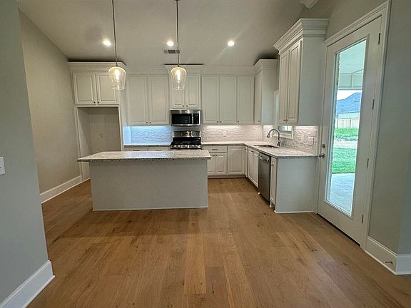 4th image of 385 Aurora Cir