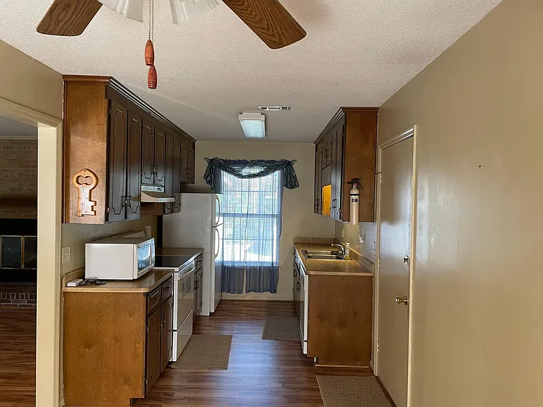 188 Cypress Ln — Photo 3