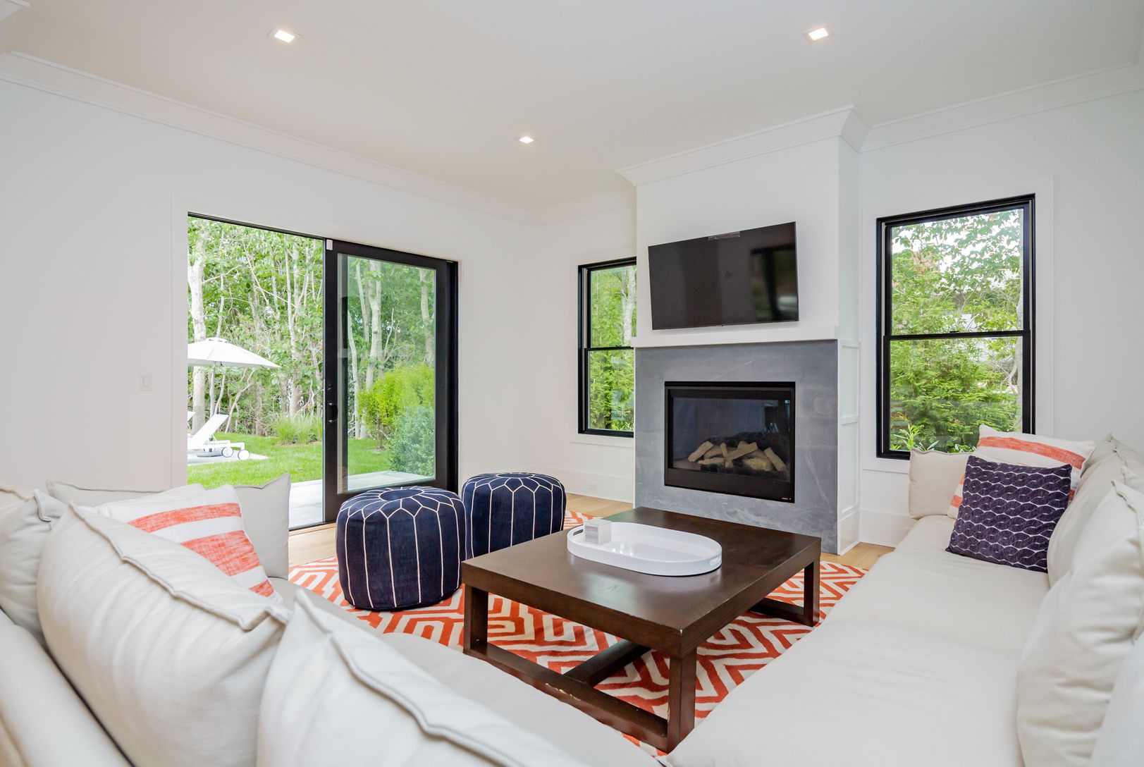  Comfortable Living With Fireplace, Overlooking the Patio and Pool