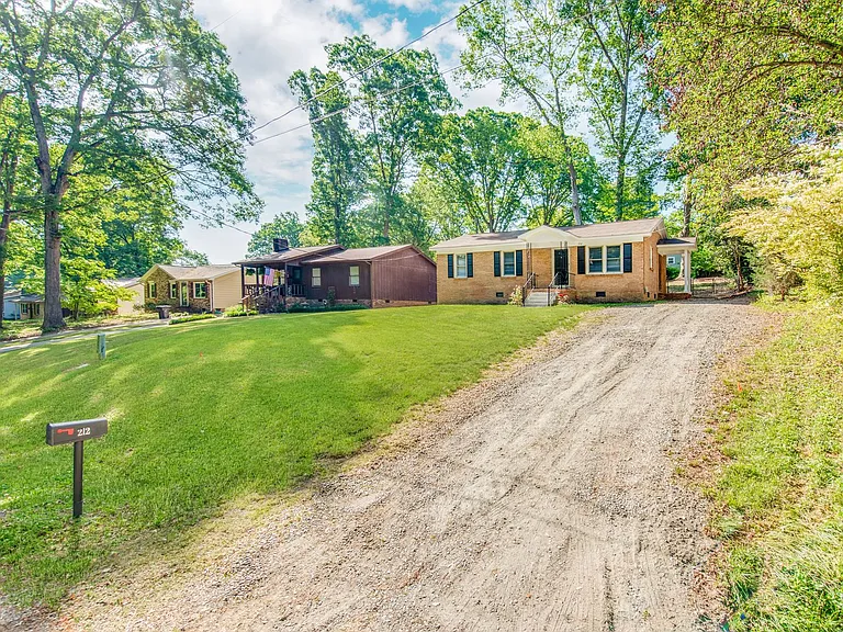 212 E Poplar St — Photo 2