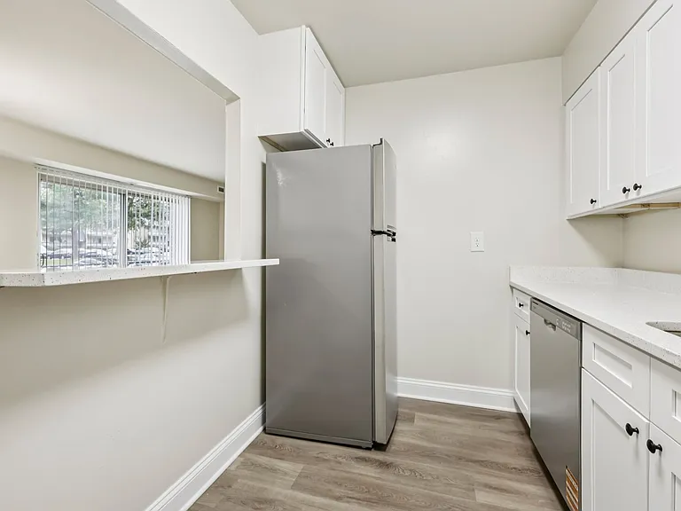 Woods Edge Apartments — Photo 10