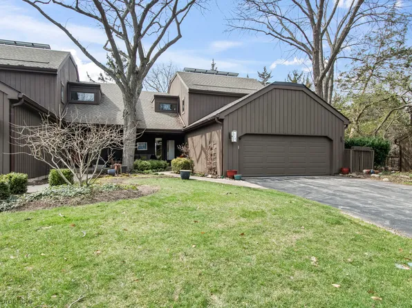 312 Woodview Rd, Lake Barrington, IL 60010