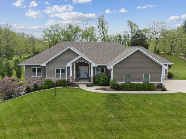 17400 Ballymore Ln, Dubuque, IA 52001