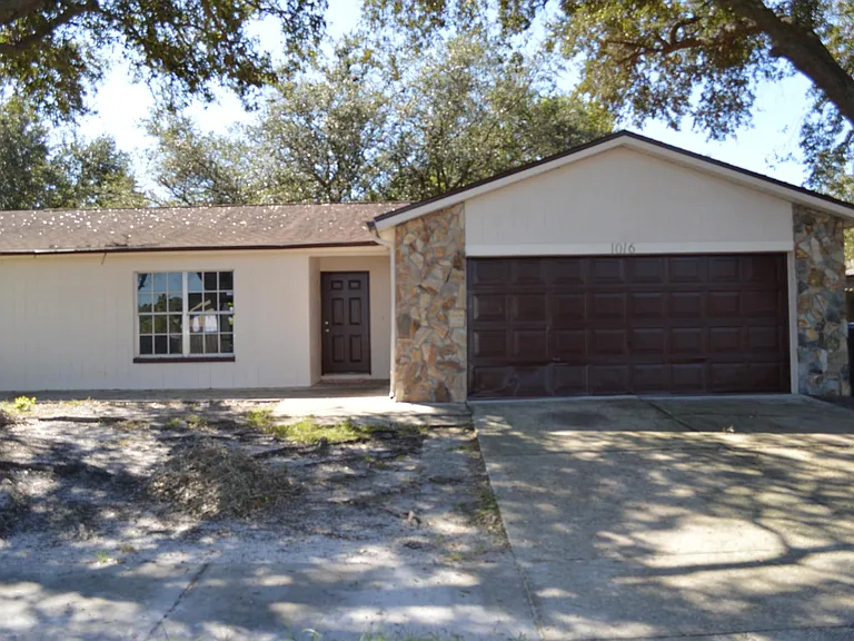 1016 Red Oak Cir — Photo 2