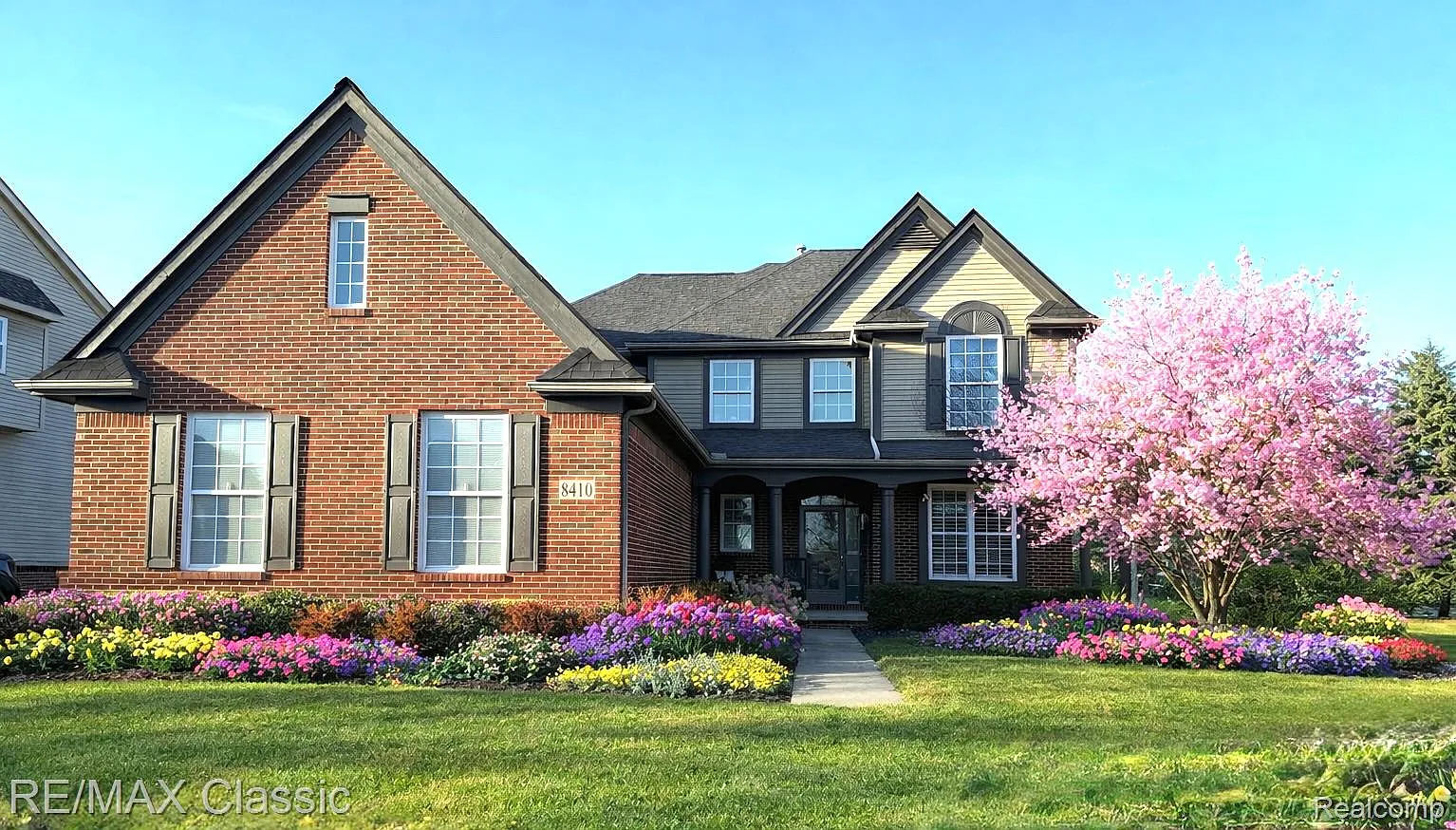 8410 Hummingbird Dr photo 1