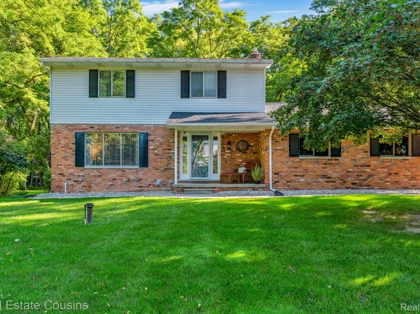 8076 Parkwood Dr, Fenton, MI 48430