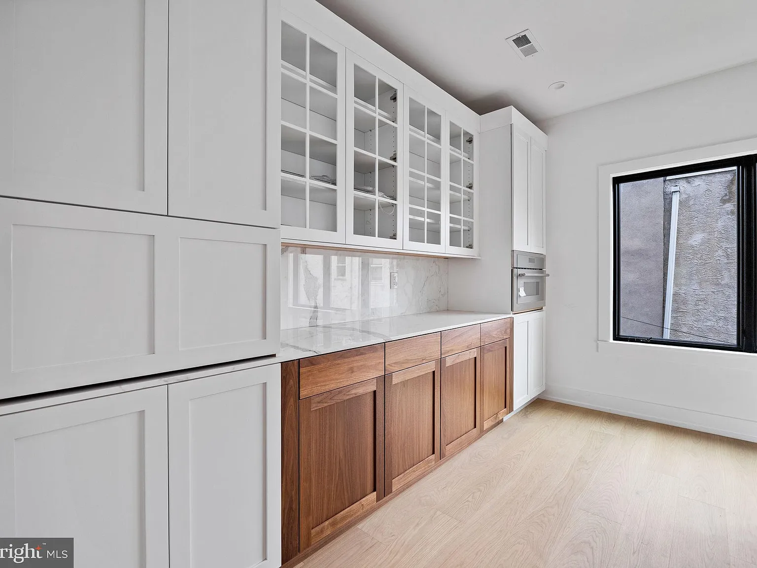 4 bed, 5.0 bath, 3706 sqft, $7,500 — Photo 4