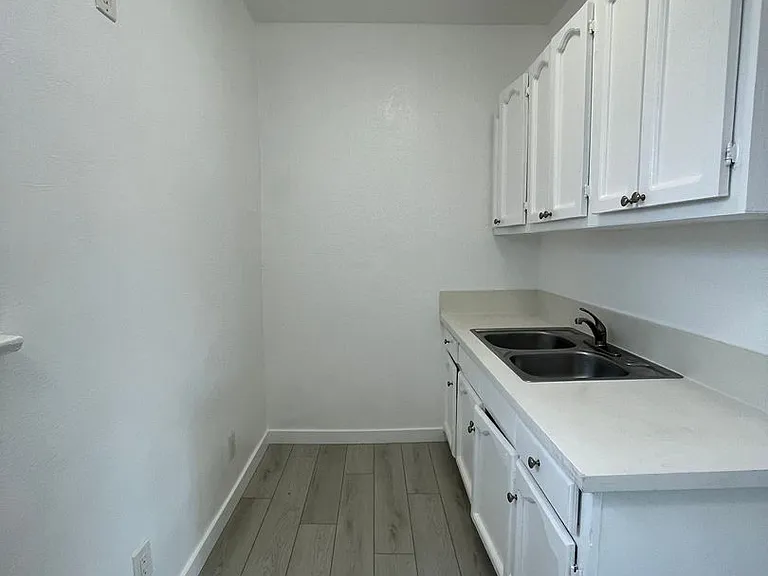 1565 S. Hobart Blvd — Photo 11