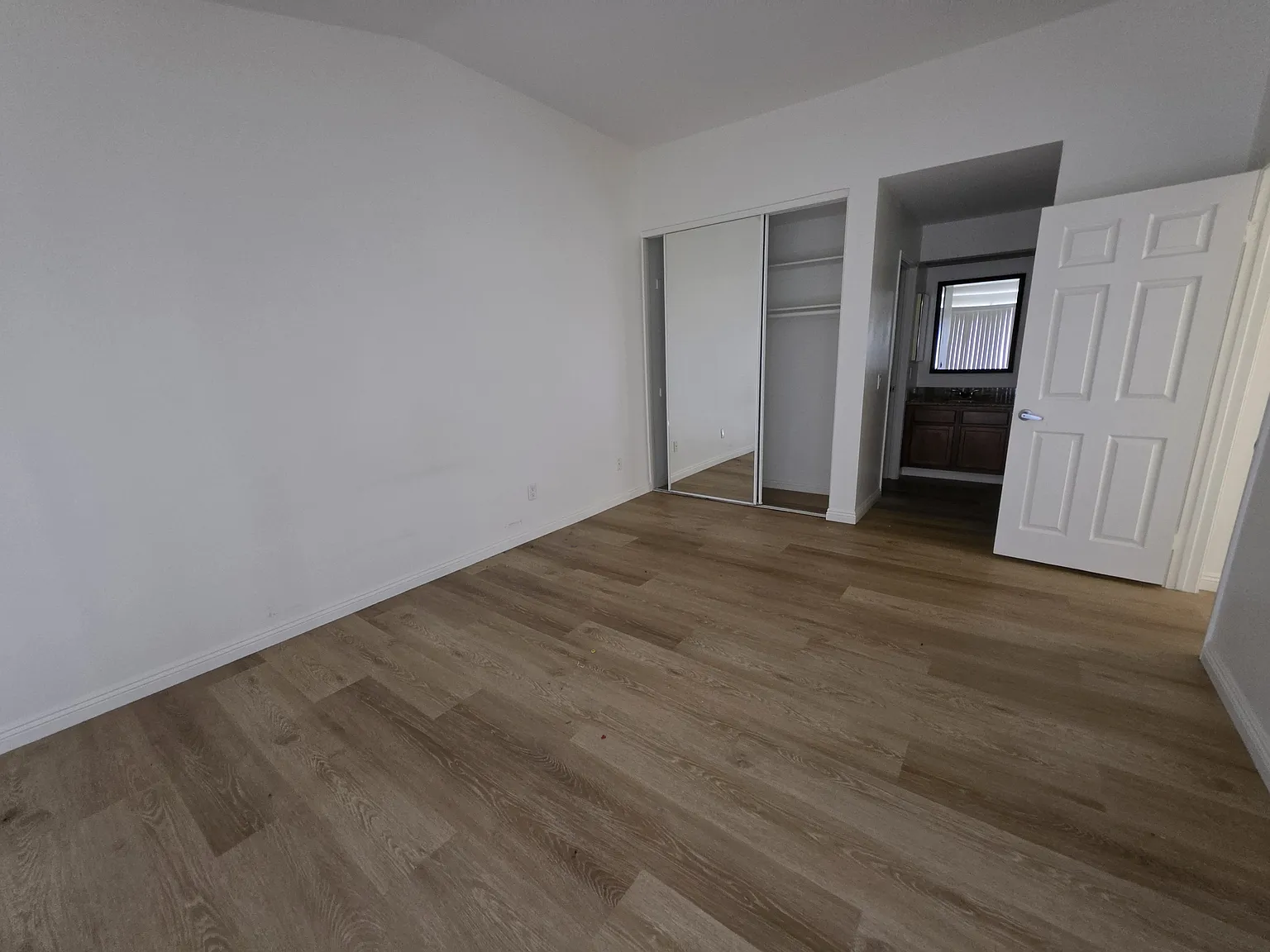 2 bed, 1068 sqft, $2,300 — Photo 3