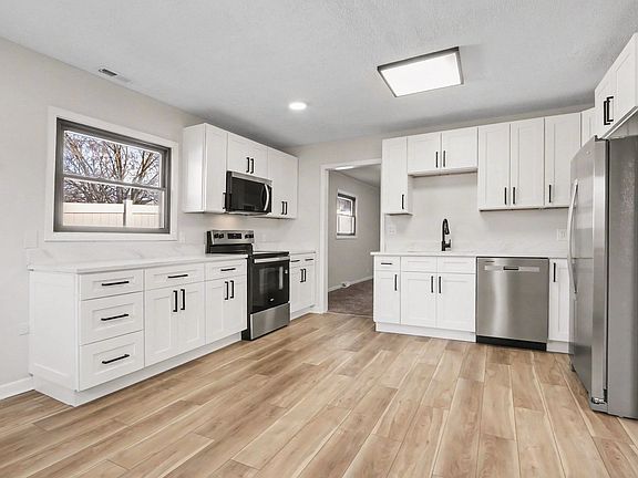 5th image of 629 Thornton St