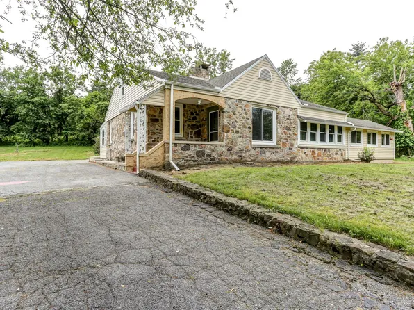 1140 Oyster Mill Rd, Camp Hill, PA 17011