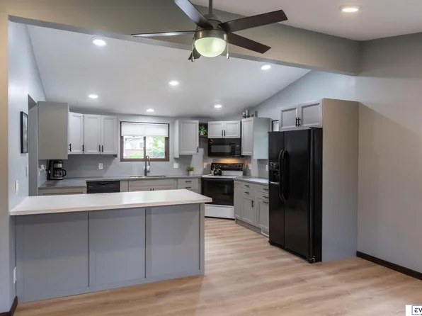 8509 Grand Ave, Omaha, NE 68134