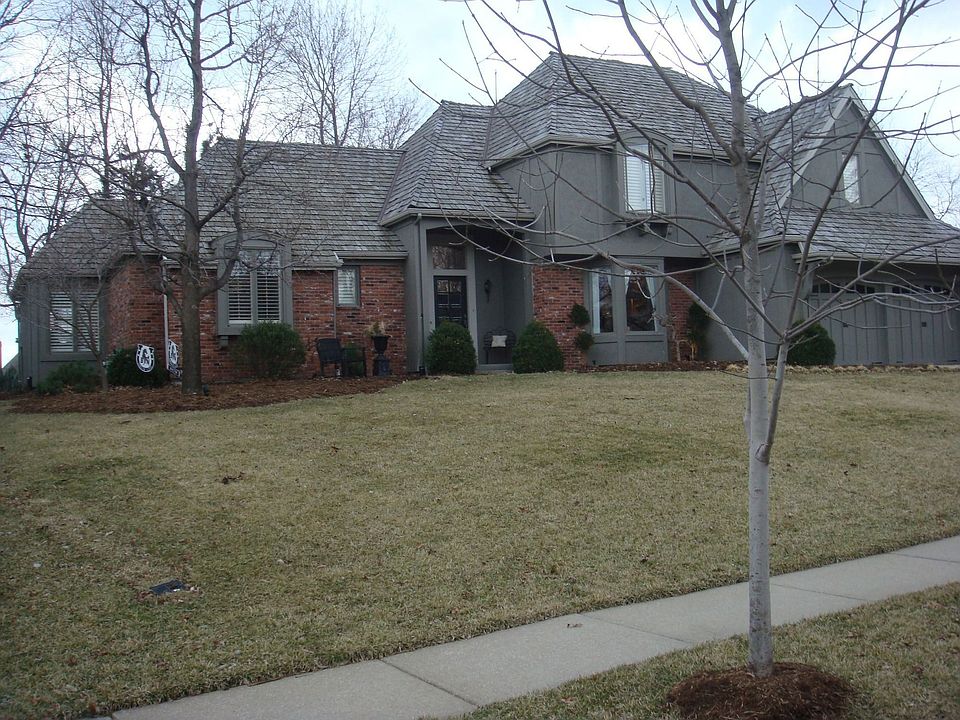 Beautiful 1.5 Story in Leawood