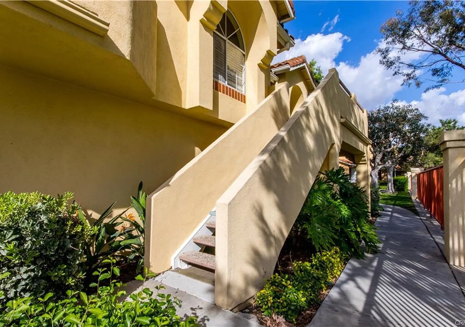2bed 2bath Upper End Unit W/ Park Views! — Photo 3