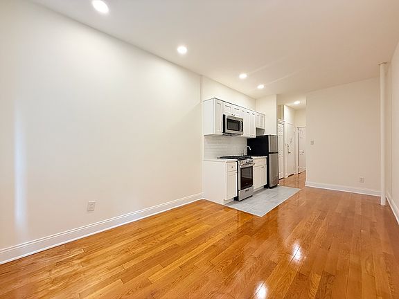 3rd image of 324 E 34th St APT A3