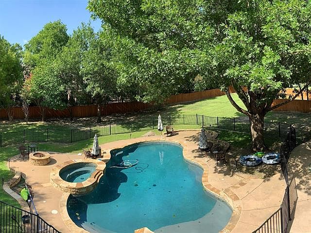 2nd image of 941 Willow Ct