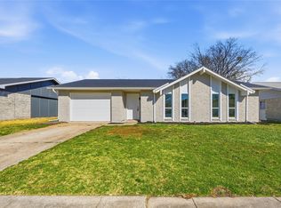 514 Country Ln, Grand Prairie, TX 75052