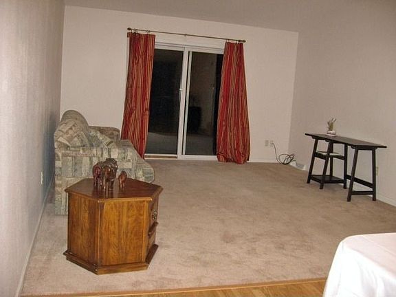 3rd image of 401 Greenbriar Ave