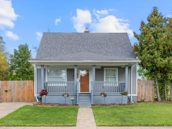 8610 Auburn St, Detroit, MI 48228