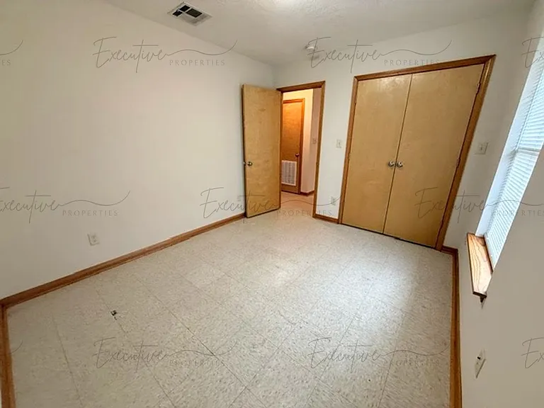 2212 N Malcolm St — Photo 8