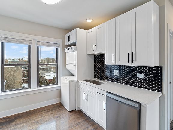 4th image of 2522-24 W Superior St #2522-3F