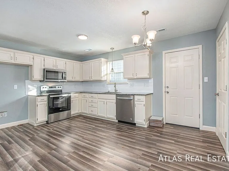 403 SW 15th St — Photo 4