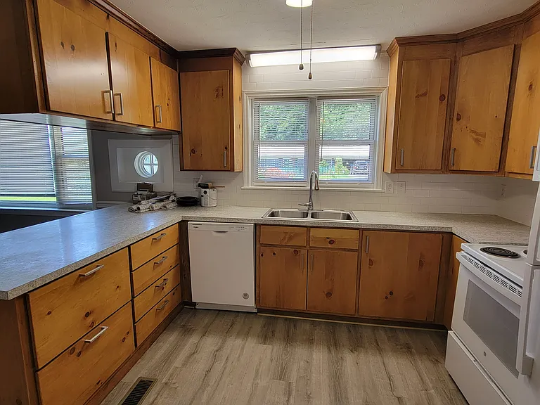 8165 Wood St — Photo 4