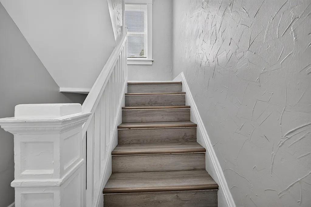 Spacious Multi-Family Upstairs Unit with Garage, Washer & Dryer — Photo 3