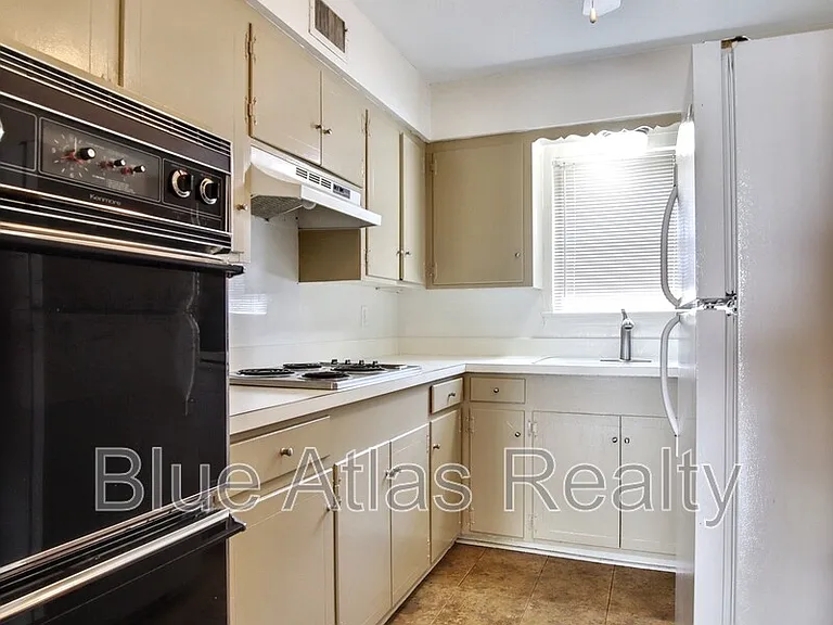3903 Hawthorne Ave #201 — Photo 4