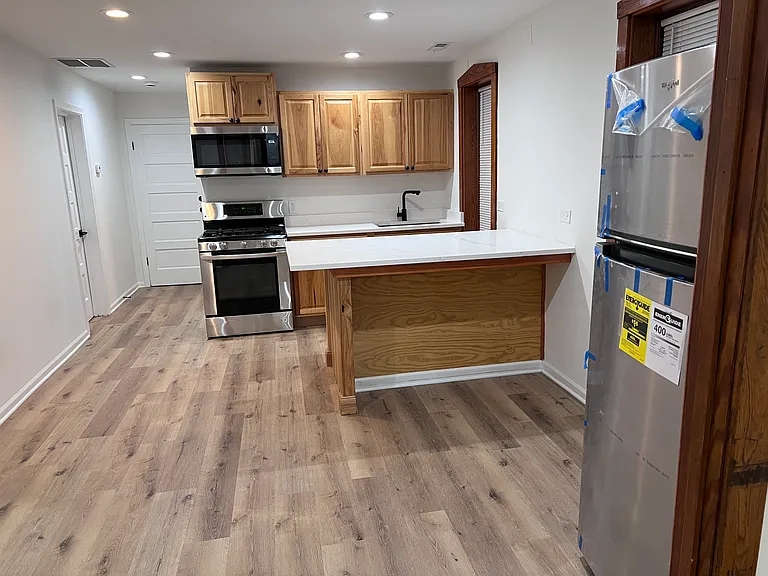 2704 W Melrose St — Photo 1