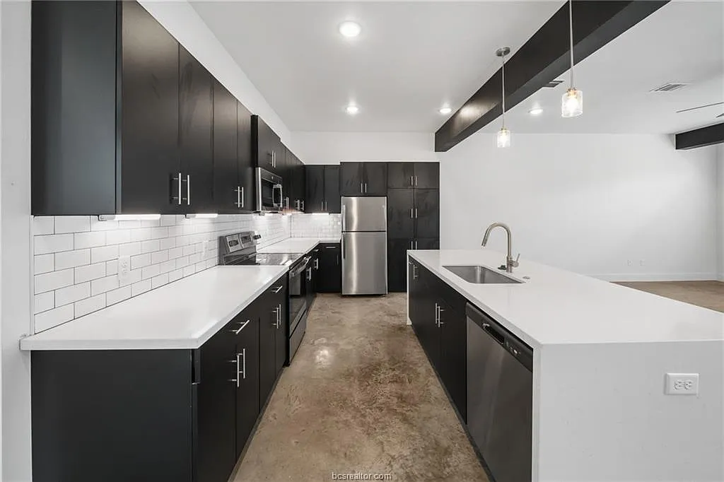 214 Lynn Dr — Photo 4