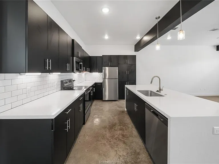 214 Lynn Dr — Photo 4