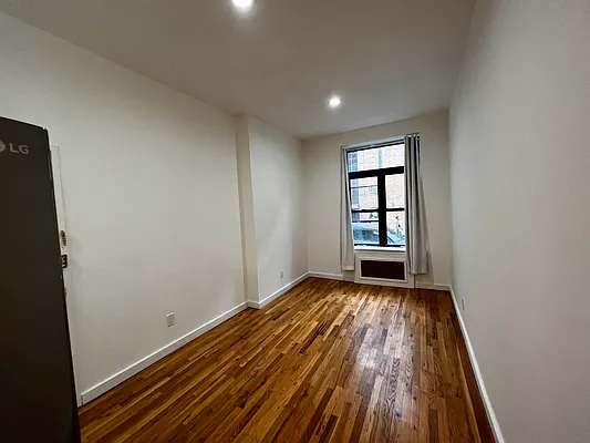 Rented by Salon Realty Corp | media 13