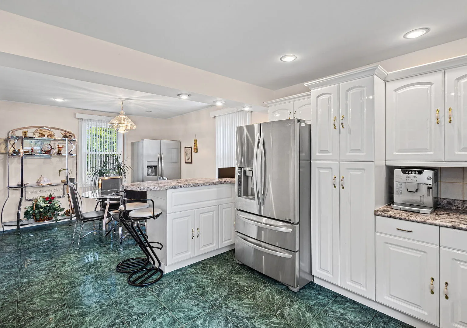 3 bed, 1400 sqft, $3,500 — Photo 4