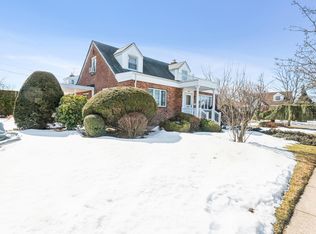 184 Centre St, Williston Park, NY 11596
