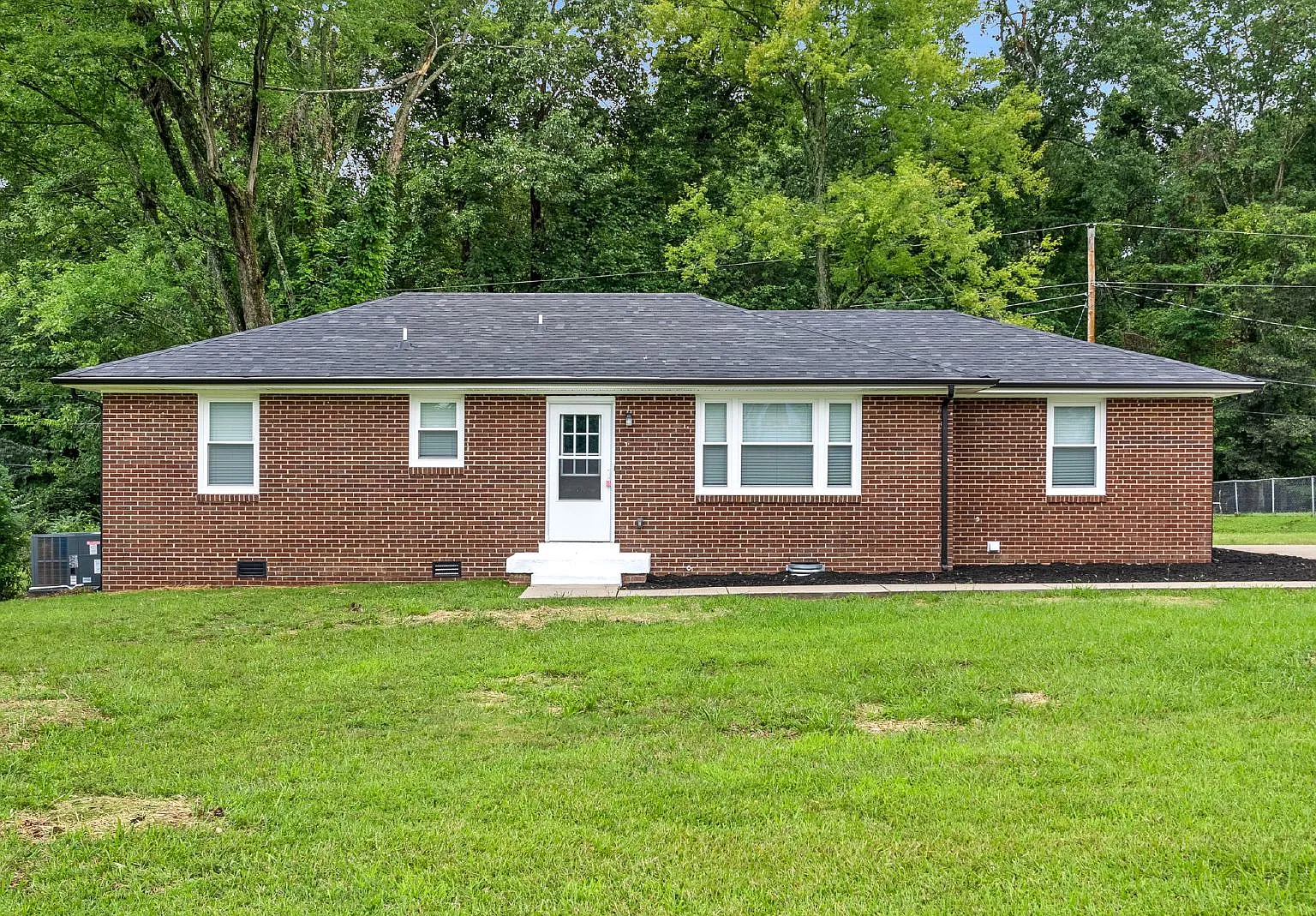 4 bed, 1.5 bath, 1450 sqft, $1,695 — Photo 2