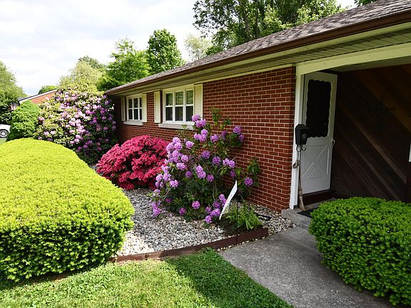 3rd image of 632 Nakomi Dr