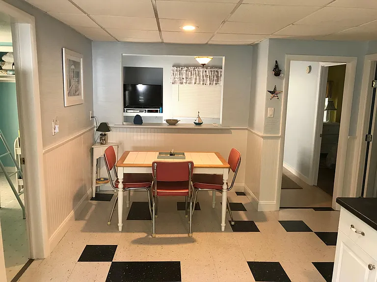 10 Carll Ave — Photo 7