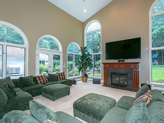 4th image of 7 Hemingway Dr