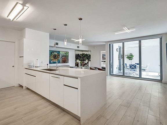 4th image of 111 SE 1st Avenue #315