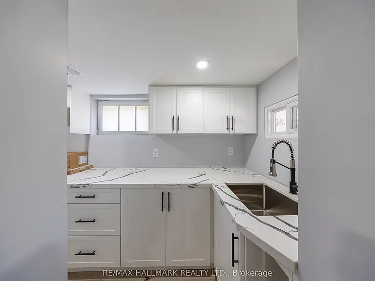 559 Ritson Rd S — Photo 25