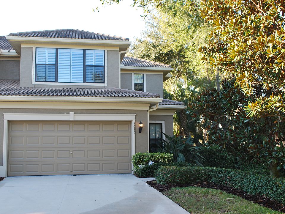 Front garage entry 

